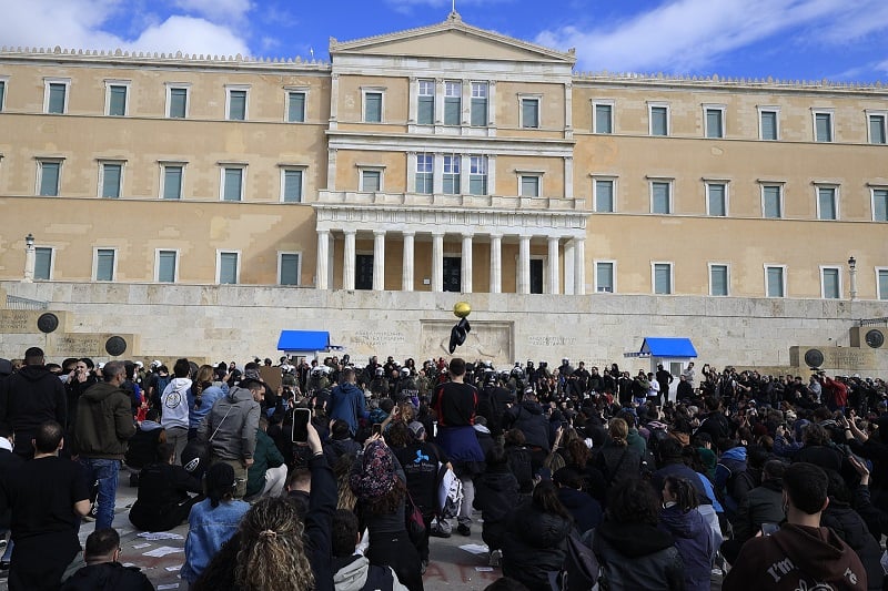 Εκατοντάδες διαδηλωτές επέστρεψαν στο Σύνταγμα μετά τα επεισόδια