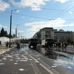 Η Αστυνομία διέλυσε με «Αύρες» τους διαδηλωτές που παρέμεναν μπροστά στη Βουλή