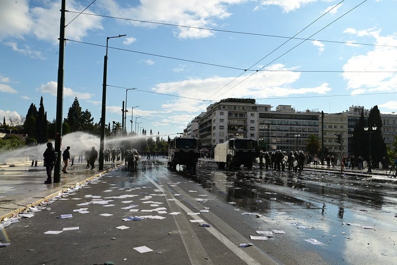 Η Αστυνομία διέλυσε με «Αύρες» τους διαδηλωτές που παρέμεναν μπροστά στη Βουλή