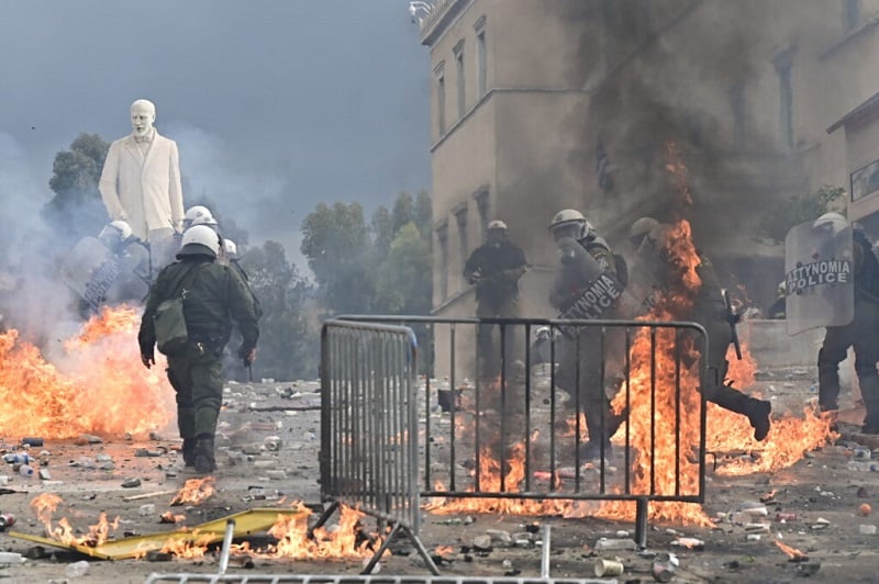 Επεισόδια από τους «γνωστούς άγνωστους» στην μεγαλειώδη συγκέντρωση στο Σύνταγμα