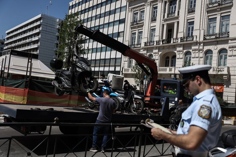 Oδηγός γερανού που κλήθηκε από την Τροχαία να μεταφέρει οχήματα θετικών σε αλκοτέστ οδηγών βρέθηκε μεθυσμένος