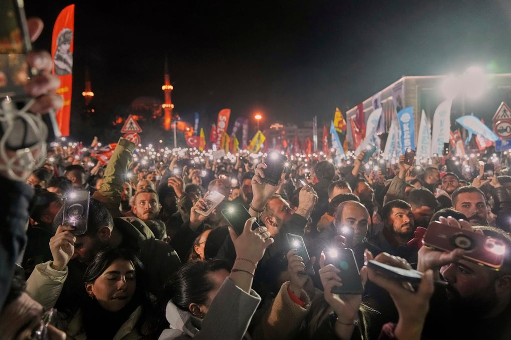 «Καζάνι» που βράζει η Τουρκία – Νέες συγκεντρώσεις υπέρ του Ιμάμογλου