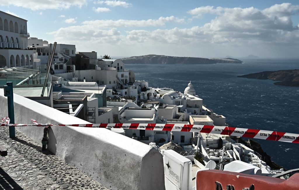 Ανοίγουν σήμερα μετά από ένα μήνα τα σχολεία σε Σαντορίνη, Αμοργό, Ίο και Ανάφη