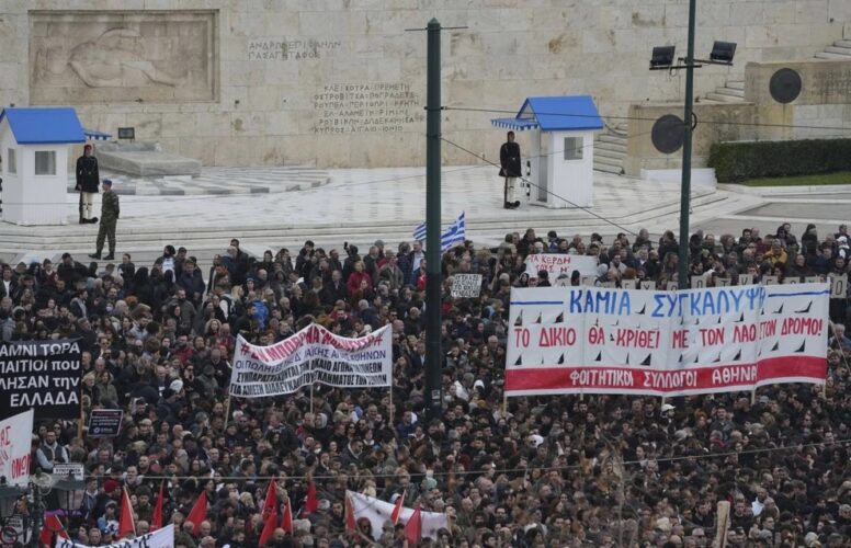 Ογκώδη συλλαλητήρια σε ολόκληρη την Ελλάδα για τα δύο χρόνια από το τραγικό δυστύχημα των Τεμπών – Συγκλονιστικές εικόνες