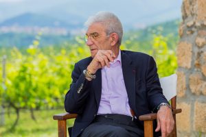 Άγαλμα του αείμνηστου οινοποιού Γιάννη Μπουτάρη ετοιμάζει ο Δήμος Θεσσαλονίκης - Winetrails
