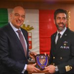 Επίσκεψη Δένδια σε φρεγάτα του Πολεμικού Ναυτικού της Ιταλίας στο λιμάνι του Πειραιά