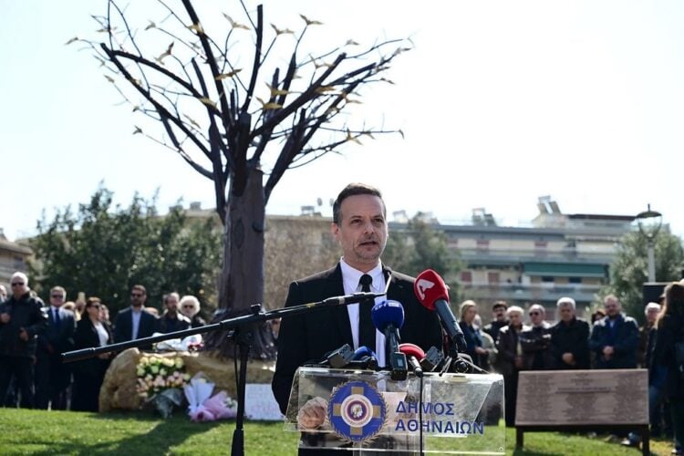 Το «Δέντρο των Ψυχών» – Έγιναν τα αποκαλυπτήρια του Μνημείου του δήμου Αθηναίων για τα 57 θύματα των Τεμπών