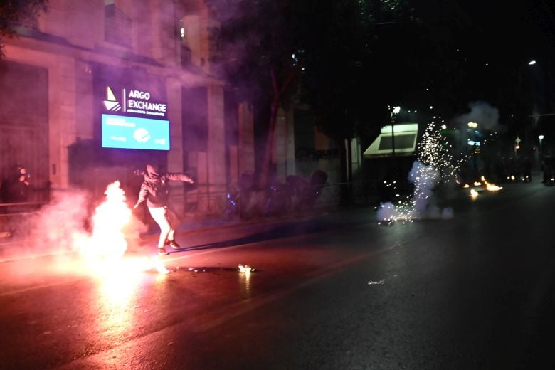 Σε εξέλιξη επεισόδια στο Σύνταγμα