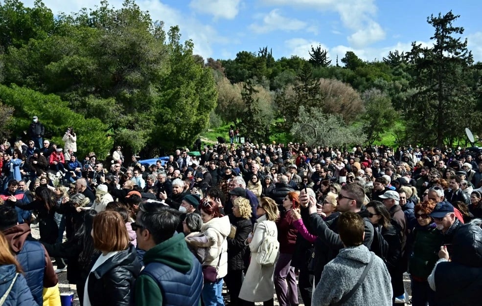 «Βούλιαξε» ο λόφος Φιλοπάππου από τους Αθηναίους για τα Κούλουμα – Χαρταετοί γέμισαν τον αττικό ουρανό