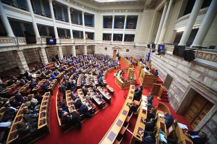 Στη Βουλή στρέφεται το πολιτικό ενδιαφέρον τις επόμενες ημέρες – Δύο έτη από το σιδηροδρομικό δυστύχημα των Τεμπών