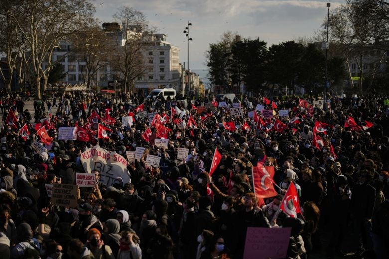 Πορεία από χιλιάδες διαδηλωτές προς το δημαρχείο της Κωνσταντινούπολης