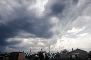 Νεφώσεις με βροχές και αφρικανική σκόνη σήμερα Τρίτη