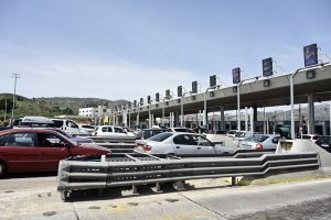 Μαζική έξοδος και ουρές χιλιομέτρων στα διόδια Ελευσίνας στην Αττική και Μαλγάρων στη Θεσσαλονίκη