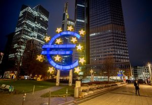 ΕΚΤ: Προς νέα μείωση των επιτοκίων τη Μεγάλη Πέμπτη λόγω των αμερικανικών δασμών