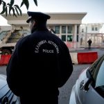 «Μού είπε θα σε σκοτώσω», κατέθεσε ο αστυνομικός για την επίθεση του 51χρονου με κατσαβίδι μέσα στο τμήμα στο Κορωπί