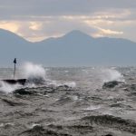 Οι θυελλώδεις άνεμοι επηρεάζουν τις ακτοπλοϊκές συγκοινωνίες