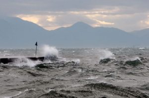 Οι θυελλώδεις άνεμοι επηρεάζουν τις ακτοπλοϊκές συγκοινωνίες