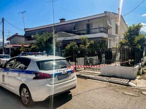 Διπλή δολοφονία στο Αίγιο: Επεισοδιακή μεταγωγή του 23χρονου δράστη στα δικαστήρια – Έβριζε εισαγγελείς και αστυνομικούς, δεν είχε δικηγόρο