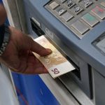 Έκλεψε τραπεζικές κάρτες από πορτοφόλι 54χρονης και έκανε αναλήψεις άνω των 10.000 ευρώ στην Φλώρινα
