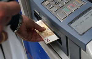 Έκλεψε τραπεζικές κάρτες από πορτοφόλι 54χρονης και έκανε αναλήψεις άνω των 10.000 ευρώ στην Φλώρινα