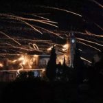 Εντυπωσιακό θέαμα στον Βροντάδο της Χίου: Αναβίωσε ο ρουκετοπόλεμος με χιλιάδες ρουκέτες να εκτοξεύονται στον νυχτερινό ουρανό