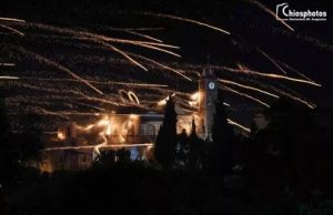 Εντυπωσιακό θέαμα στον Βροντάδο της Χίου: Αναβίωσε ο ρουκετοπόλεμος με χιλιάδες ρουκέτες να εκτοξεύονται στον νυχτερινό ουρανό