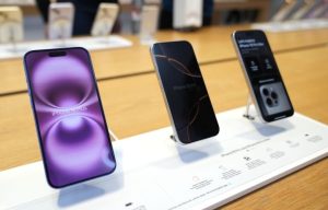 Η Ουάσινγκτον εξαιρεί smartphones και υπολογιστές από τους νέους δασμούς