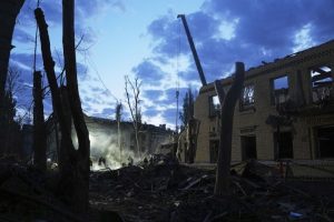 Ρωσικοί πύραυλοι και drones χτύπησαν το Κίεβο: Τουλάχιστον εννέα νεκροί, 70 τραυματίες – Για «συμφωνία με τη Μόσχα» κάνει λόγο ο Τραμπ