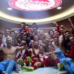 Ο Ολυμπιακός πανηγυρίζει το 48ο πρωτάθλημα της ιστορίας του: Γλέντι στον αγωνιστικό χώρο και στα αποδυτήρια – Δείτε φωτογραφίες και βίντεο
