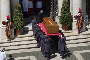 Στη Βασιλική Σάντα Μαρία Ματζόρε αναπαύεται ο πάπας Φραγκίσκος – Ολοκληρώθηκε σε κλίμα βαθιάς συγκίνησης η ταφή του «Πάπα των φτωχών»