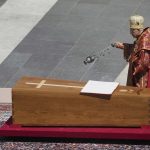 Συγκλονιστική στιγμή: Εψάλλη στα ελληνικά το Χριστός Ανέστη στη Βασιλική του Αγίου Πέτρου – Δείτε βίντεο