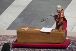 Συγκλονιστική στιγμή: Εψάλλη στα ελληνικά το Χριστός Ανέστη στη Βασιλική του Αγίου Πέτρου – Δείτε βίντεο