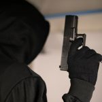 Ληστές εισέβαλαν στο σπίτι αντρόγυνου και με χρήση σωματικής βίας τους κλείδωσαν στο μπάνιο