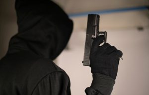 Ληστές εισέβαλαν στο σπίτι αντρόγυνου και με χρήση σωματικής βίας τους κλείδωσαν στο μπάνιο