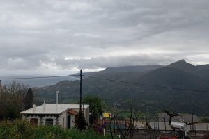 Μικρή πτώση της θερμοκρασίας με τοπικές βροχές την Πέμπτη του Πάσχα