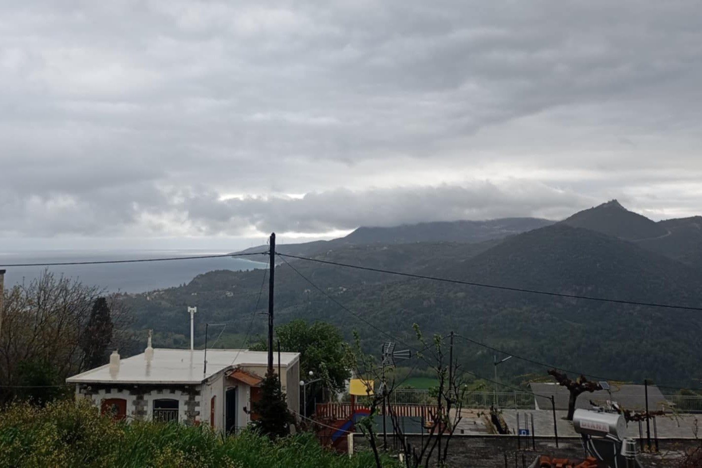 Μικρή πτώση της θερμοκρασίας με τοπικές βροχές την Πέμπτη του Πάσχα