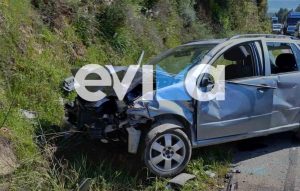 Μετωπική σύγκρουση δύο αυτοκινήτων στην Εύβοια με 4 τραυματίες