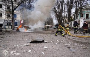 Φρίκη από τον ρωσικό βομβαρδισμό της πόλης Σούμι, τουλάχιστον 34 νεκροί και εκατοντάδες τραυματίες – Ζελένσκι: Να έρθει ο Τραμπ να δει τις καταστροφές