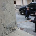 Αυτοψίες στα κτίρια των Βουτών από τον δήμο Ηρακλείου για τις ρηγματώσεις σε δρόμους και σπίτια – Μεγάλη ανησυχία στους κατοίκους