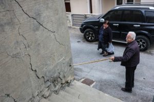 Αυτοψίες στα κτίρια των Βουτών από τον δήμο Ηρακλείου για τις ρηγματώσεις σε δρόμους και σπίτια – Μεγάλη ανησυχία στους κατοίκους