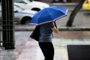 Καιρός: Πού αναμένονται τοπικές βροχές και καταιγίδες μετά το μεσημέρι