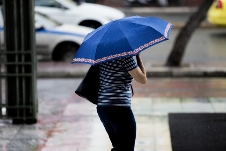 Καιρός: Πού αναμένονται τοπικές βροχές και καταιγίδες μετά το μεσημέρι