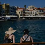 Βρετανοί ναύτες αναστάτωσαν τα Χανιά κυκλοφορώντας γυμνοί στο Ενετικό Λιμάνι – Δείτε βίντεο