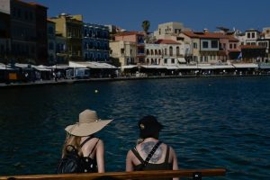 Βρετανοί ναύτες αναστάτωσαν τα Χανιά κυκλοφορώντας γυμνοί στο Ενετικό Λιμάνι – Δείτε βίντεο