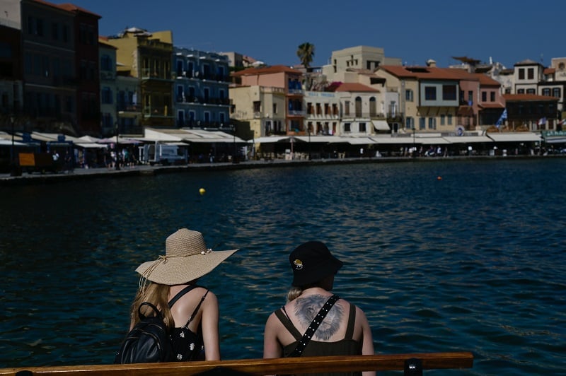 Βρετανοί ναύτες αναστάτωσαν τα Χανιά κυκλοφορώντας γυμνοί στο Ενετικό Λιμάνι – Δείτε βίντεο