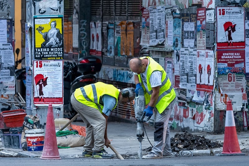 Τον εργασιακό «Γολγοθά» καταγράφει η Eurostat: Το 32,3% των μισθωτών στην Ελλάδα δουλεύει Σαββατοκύριακα
