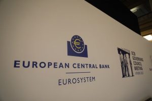 Στο 2% ετοιμάζεται να μειώσει τον Ιούνιο το βασικό της επιτόκιο η ΕΚΤ