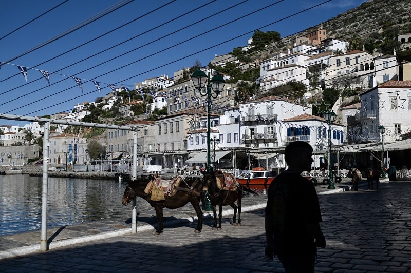 Αυστηροποιείται το πλαίσιο για τα τροχοφόρα σε Ύδρα και Σπέτσες