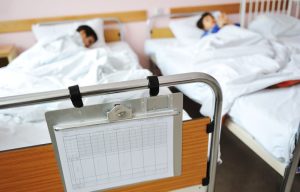 Φρίκη στη Λάρισα: Στο νοσοκομείο δύο μικρά παιδιά με καψίματα από τσιγάρα