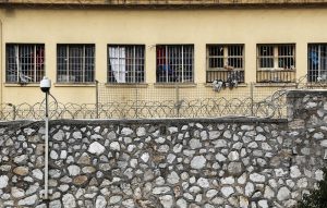 Απόπειρα εισαγωγής κινητών στις φυλακές Κορυδαλλού